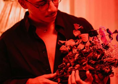 Tekures avec un bouquet de fleurs