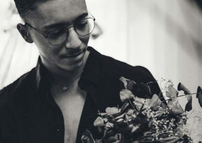 Tekures avec un bouquet de fleurs