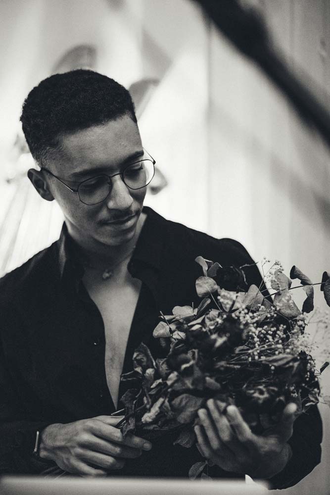 Tekures avec un bouquet de fleur