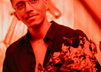 Tekures avec un bouquet de fleurs